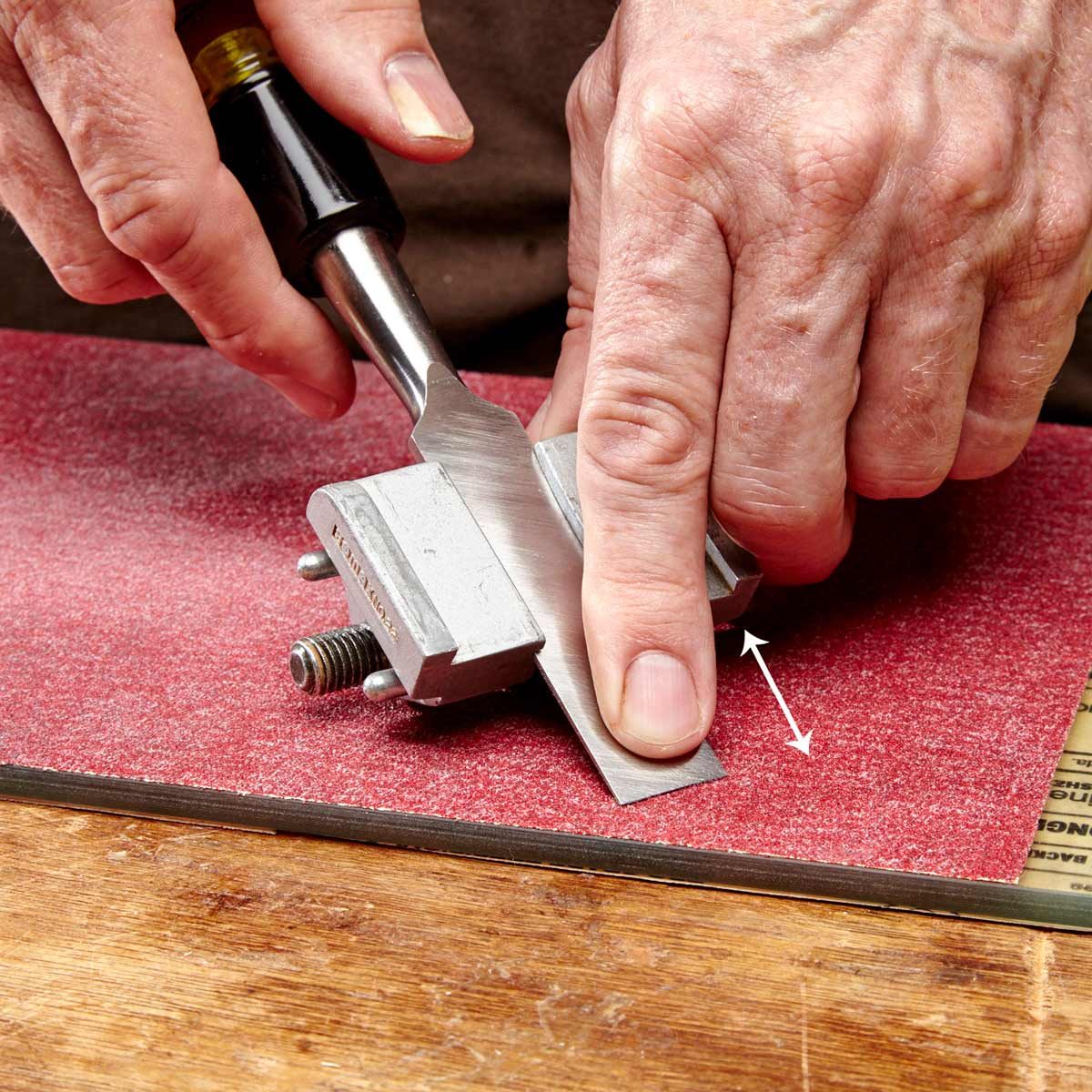 sharpen chisel on sandpaper