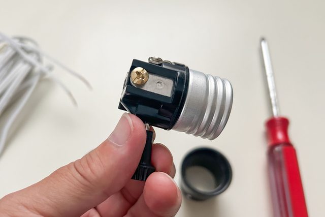 Lamp socket in hand, How To Wire A Light Socket In A Lamp Ally Childress For Family Handyman Lamp Socket Hot Brass Screw Ksedit