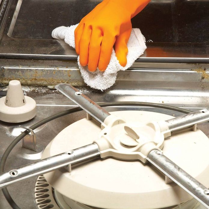 FH10NOV_513_05_026 clean the dishwasher