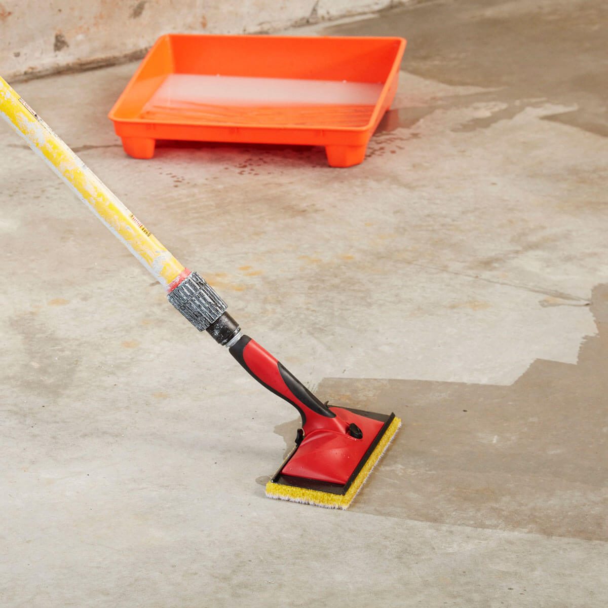 FH17ONO_582_06_056 paint pad to clean garage floor