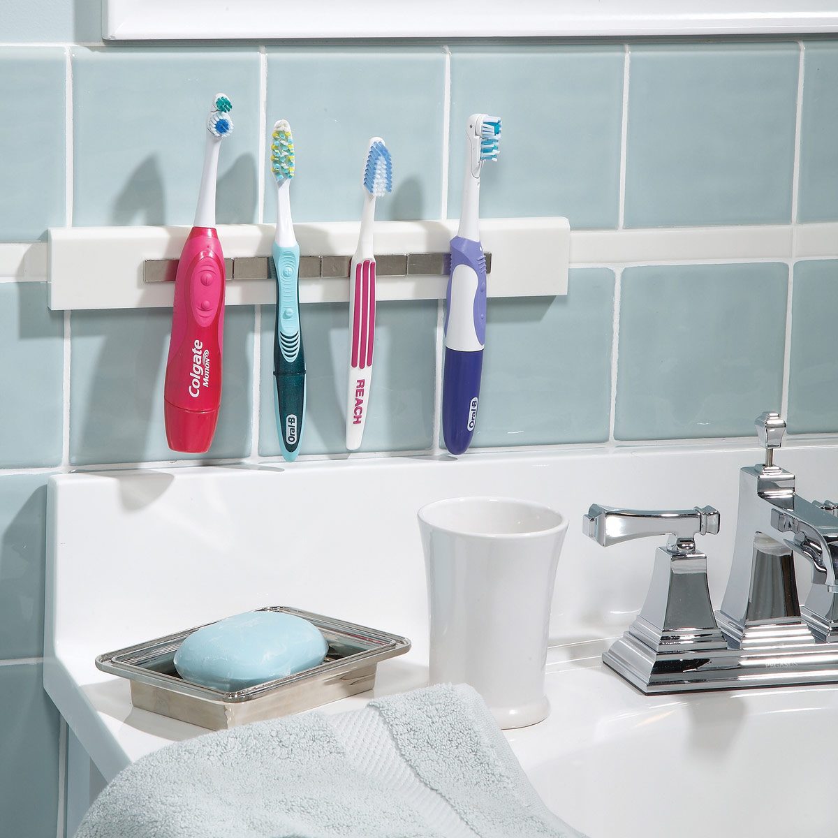 FH08SEP_491_16_026-toothbrush-magentic-strip-organization
