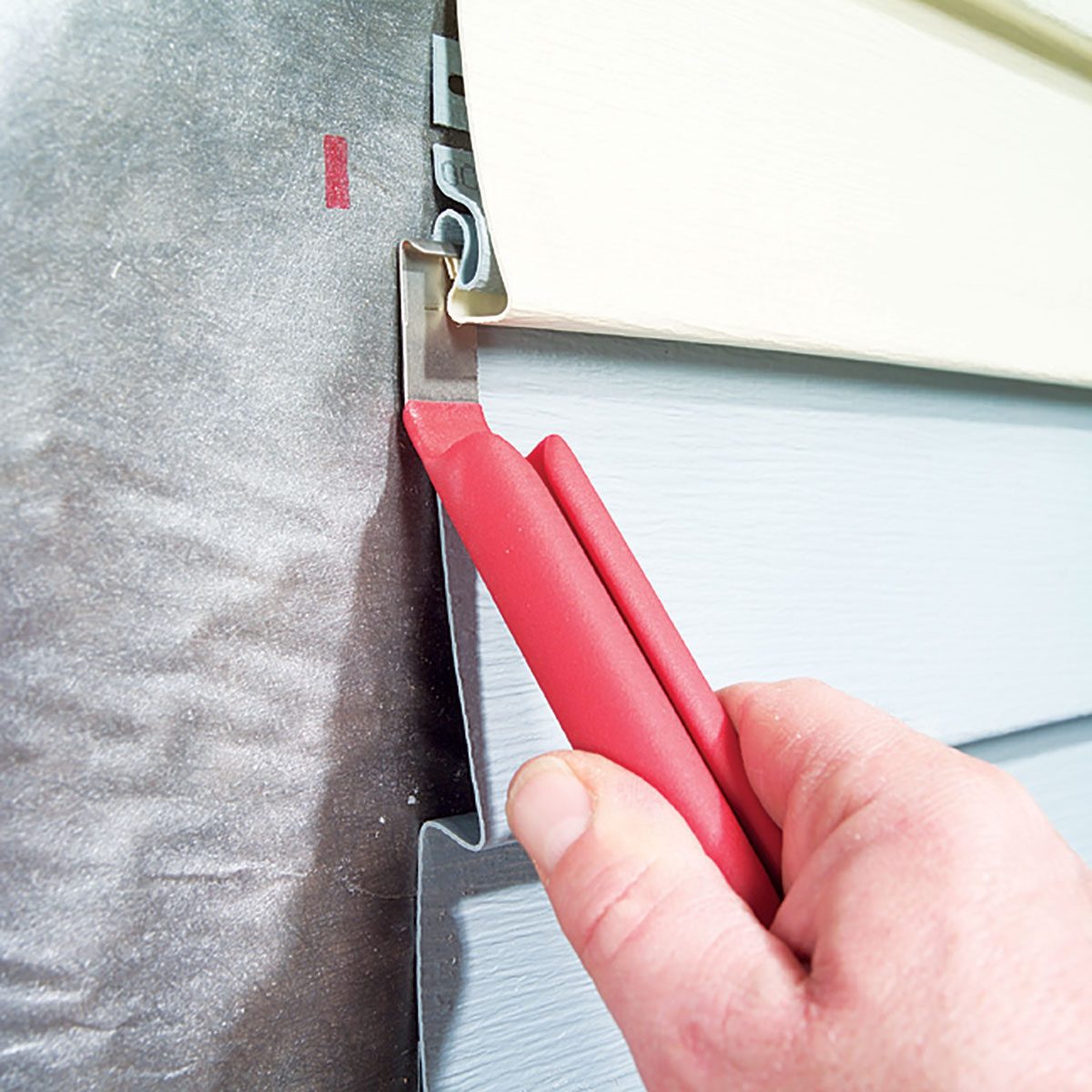 Using a vinyl siding removal tool | Construction Pro Tips