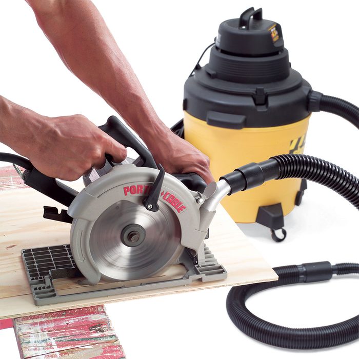Cutting wood with a circular saw attached to a vacuum | Construction Pro Tips