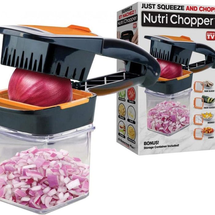 A kitchen chopper squeezes an onion above a container, chopping it into small pieces, with a box displaying its features in the background.