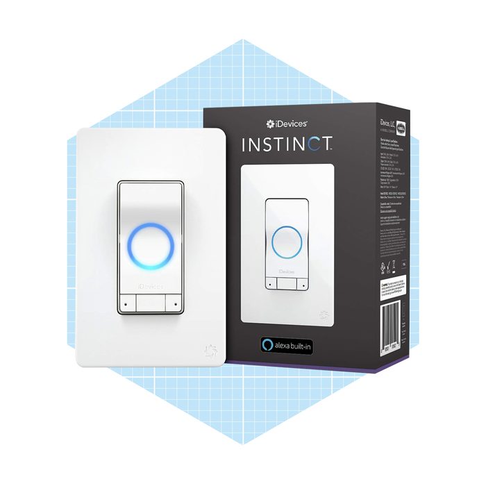 A smart light switch is displayed, illuminated by a blue ring, next to its black packaging. The background features a light blue grid pattern.