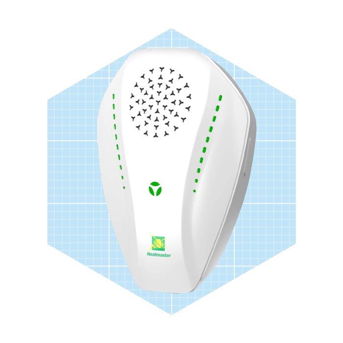 A white gadget emits sound, indicated by green lights, designed for pest control, set against a blue grid background.