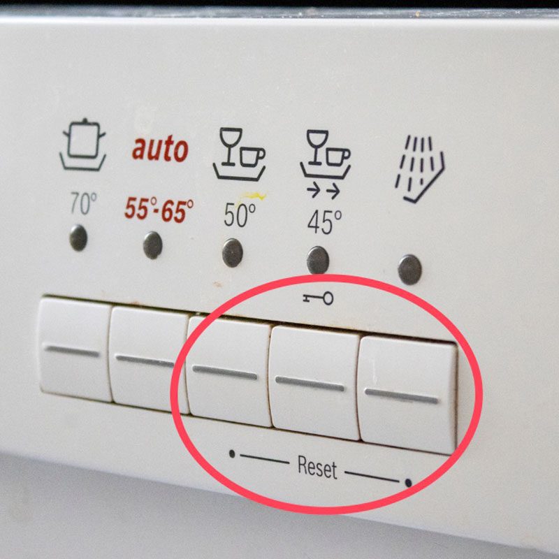 A control panel displays various temperature settings and icons for different functions, with a highlighted 'Reset' button and a key symbol above it.