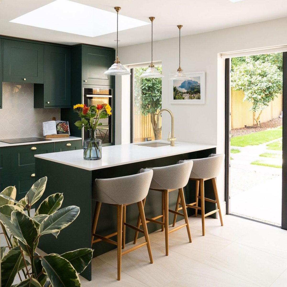 Dark Cabinets, Light Countertops Courtesy @bidmii Via Instagram