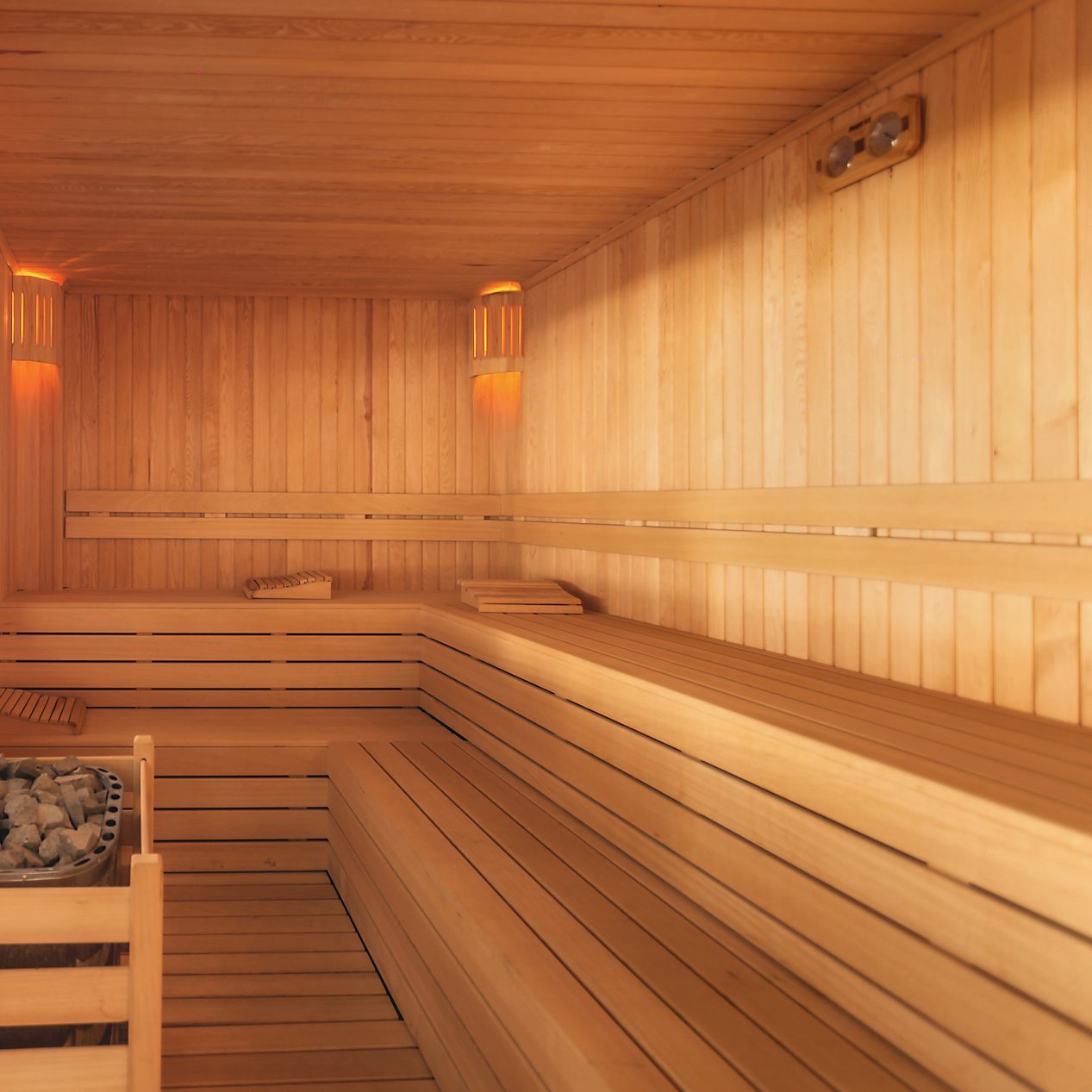 Dry Sauna vs. Wet Sauna: What’s the Difference?