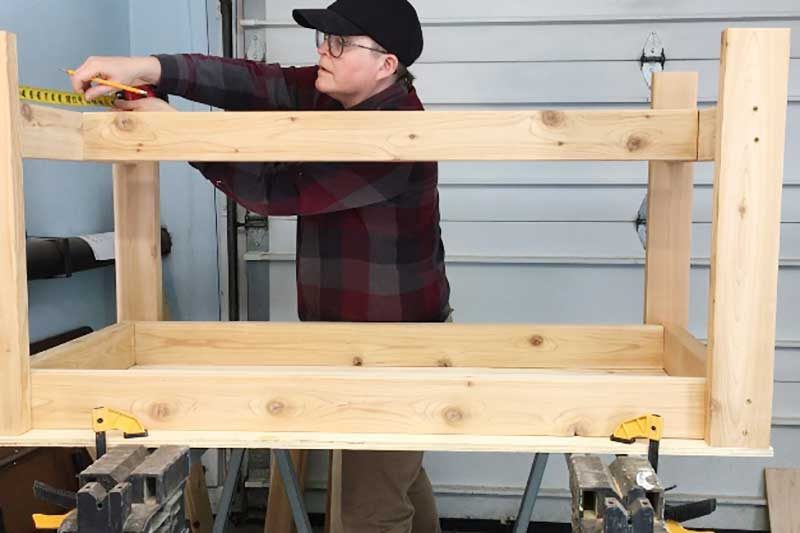 Step 5a Attach the bottom crossbar