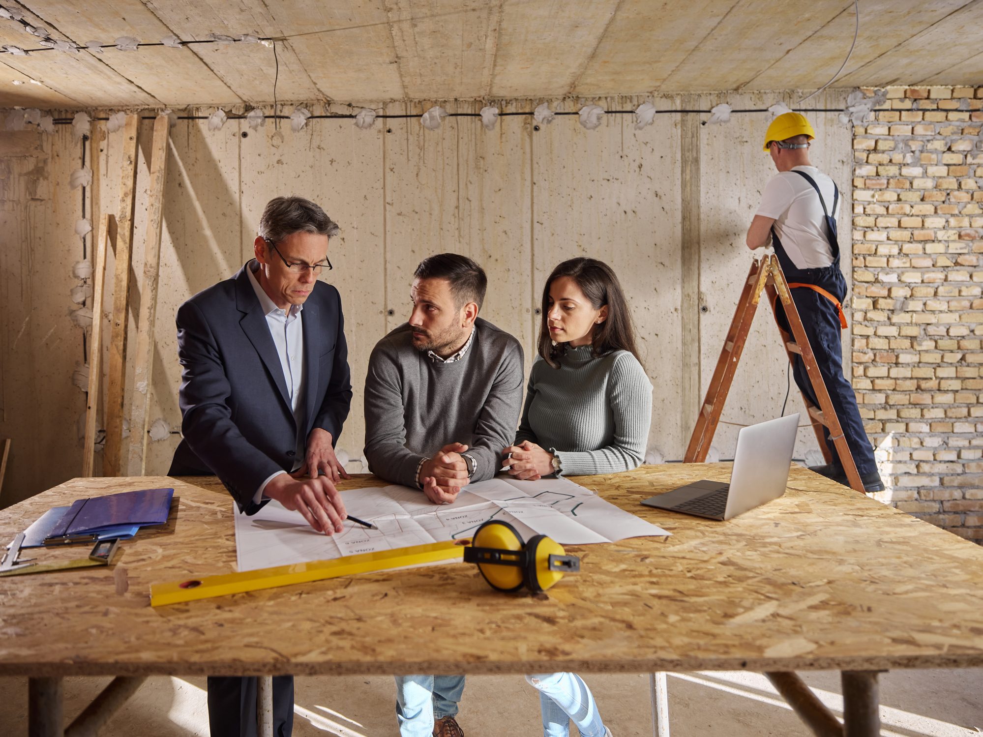 What’s the Difference Between a Contractor and a Handyman?