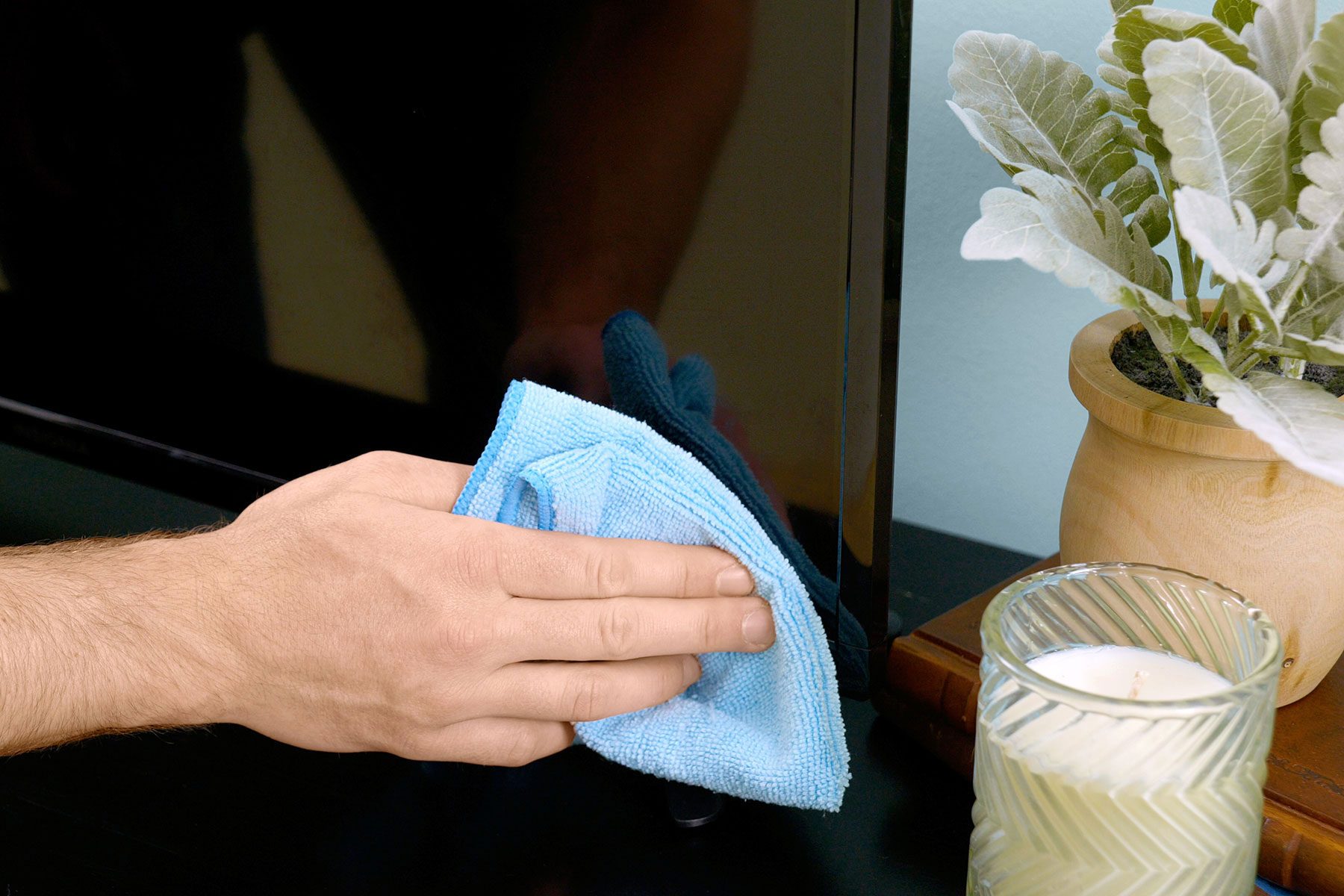 How to clean a tv screen