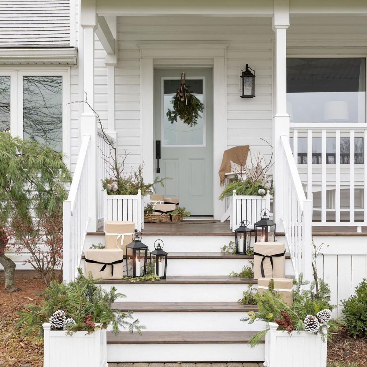 9 Front Porch Christmas Decor Ideas