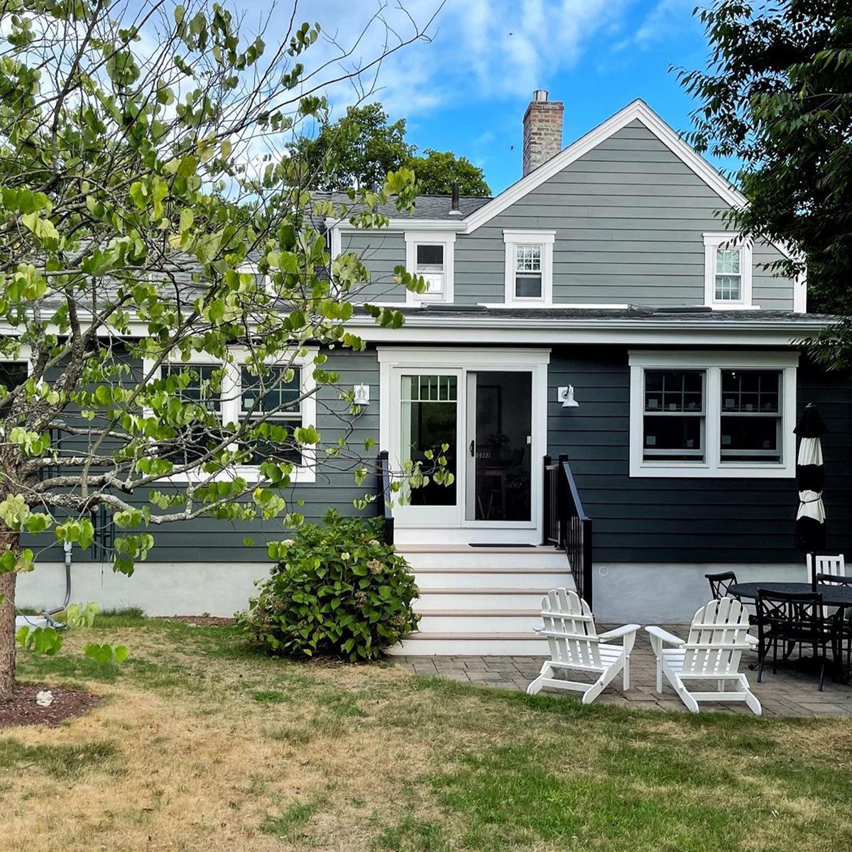 8 Gray Exterior House Paint Ideas For A Modern Makeover Dark Gray Courtesy @plumproexteriors