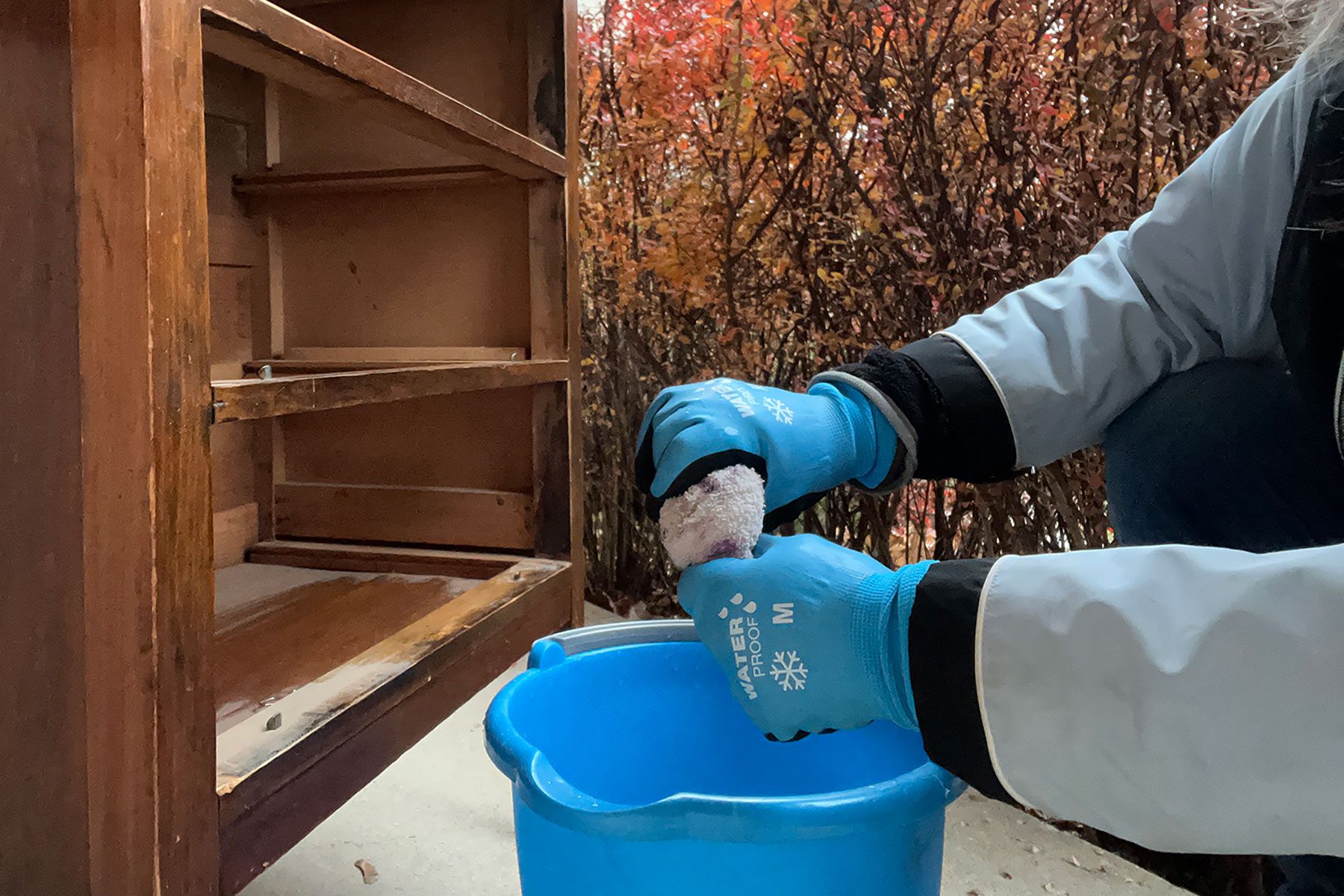 Squeezing the cloth wearing gloves