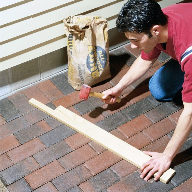 Tapping down pavers