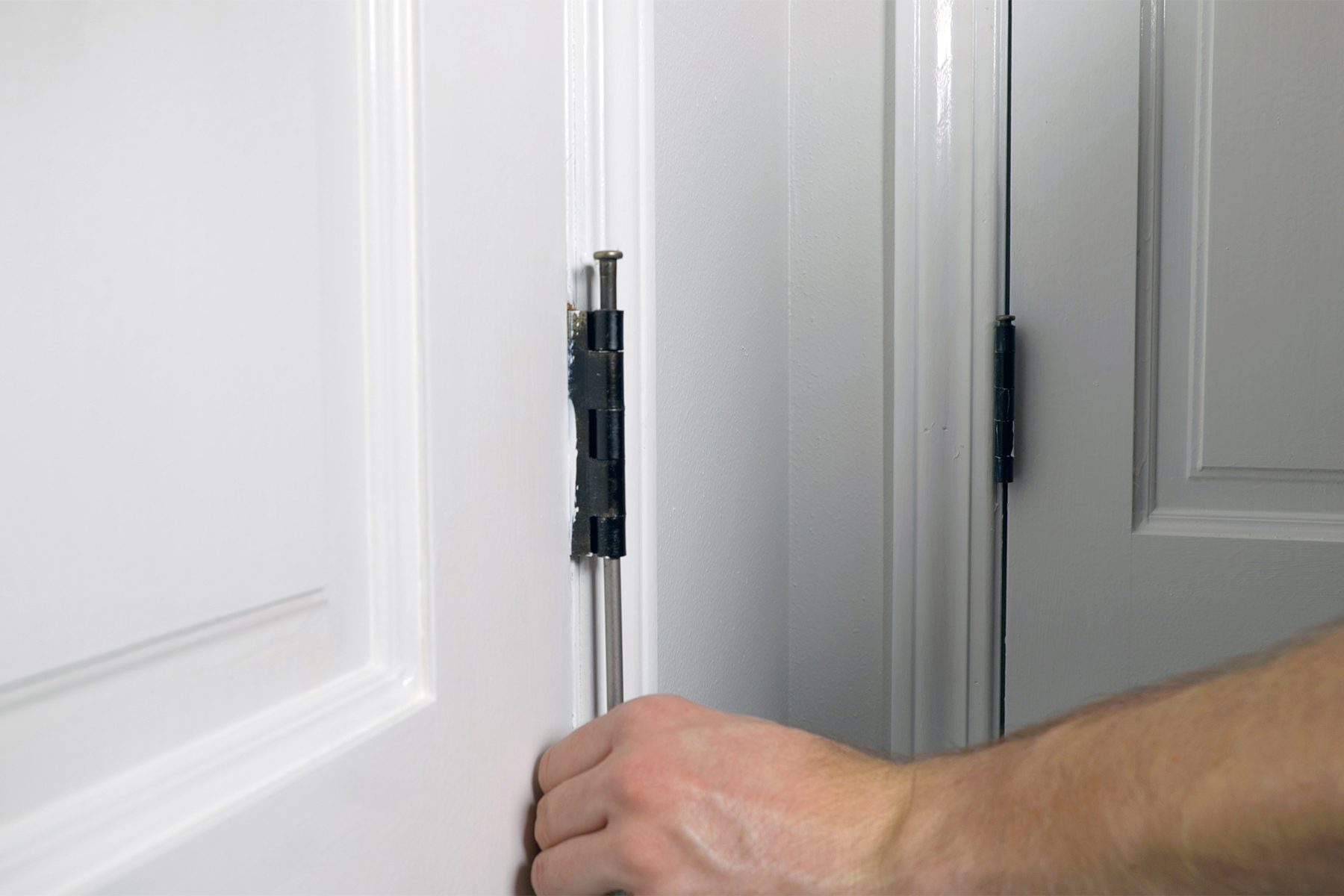 How To Stop A Door From Swinging Open Fhmvs23 Pk 01 09 Stopadoorfromswingingopen Step1 1