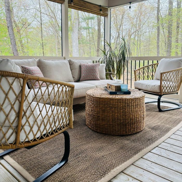 9 Cozy Screened In Porch Ideas Clean And Neutral Courtesy @style My Abode Instagram