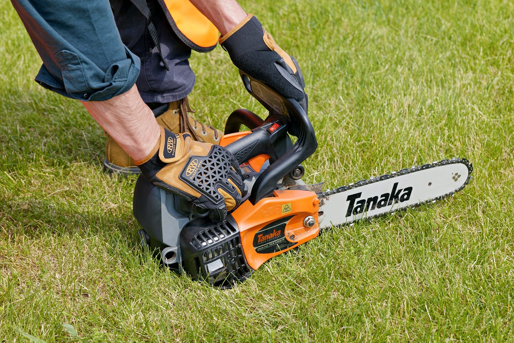 How To Use A Chainsaw Safely Fhmvs24 Pk 06 27 Chainsawsafety Step6