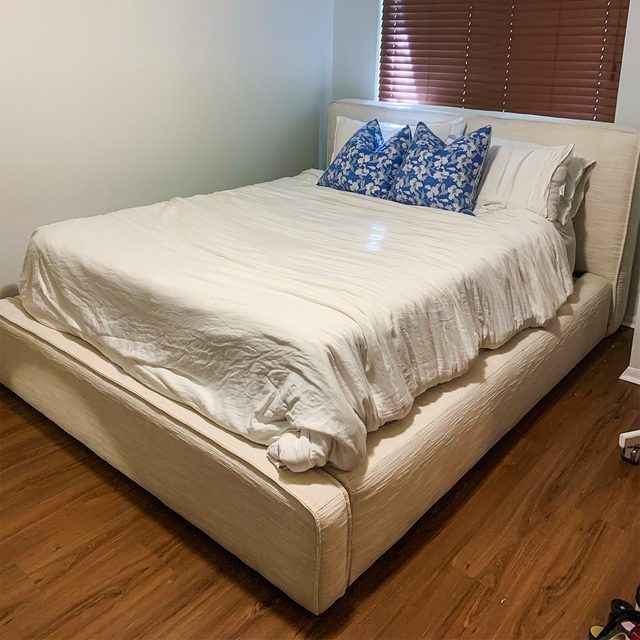 Article Bed with mattress and pillows