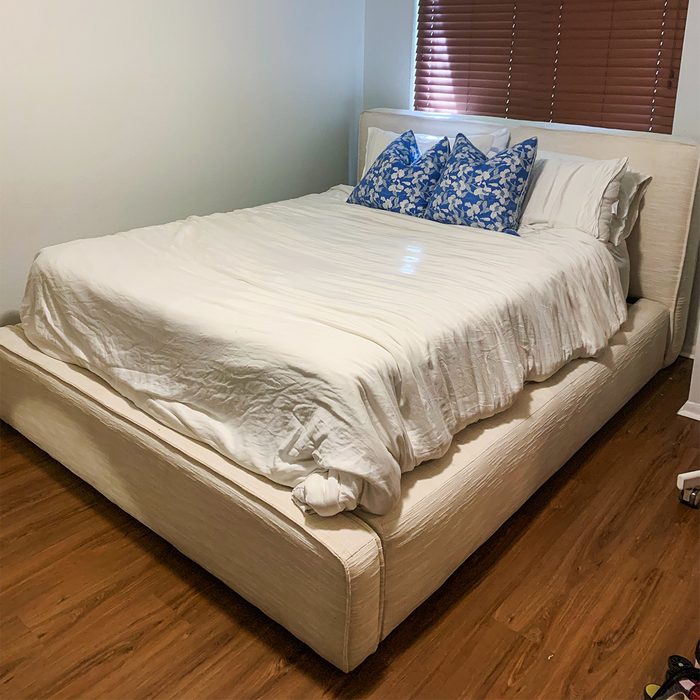 Article Bed with mattress and pillows