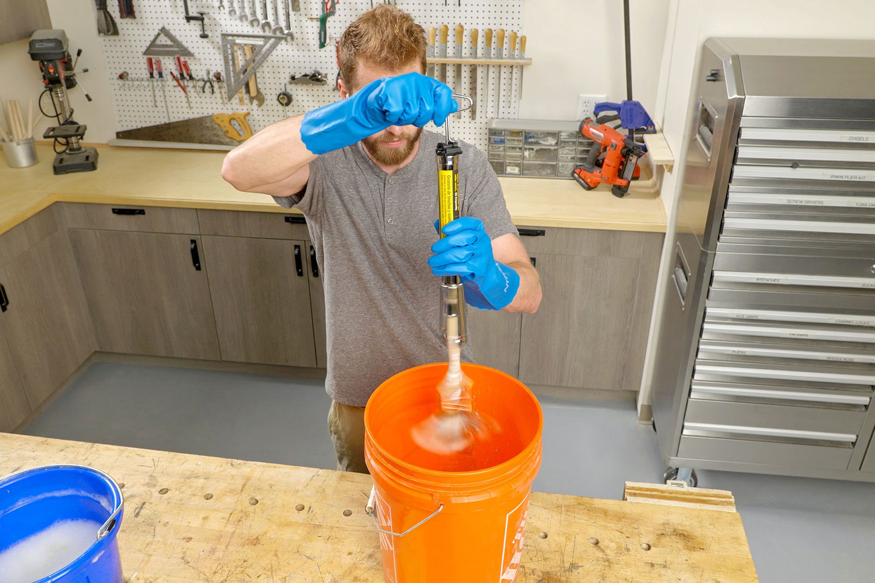 How To Clean Paint Brushes Fhmvs24 Pk 8 1 Cleaningpaintbrusheswaterbased Step3