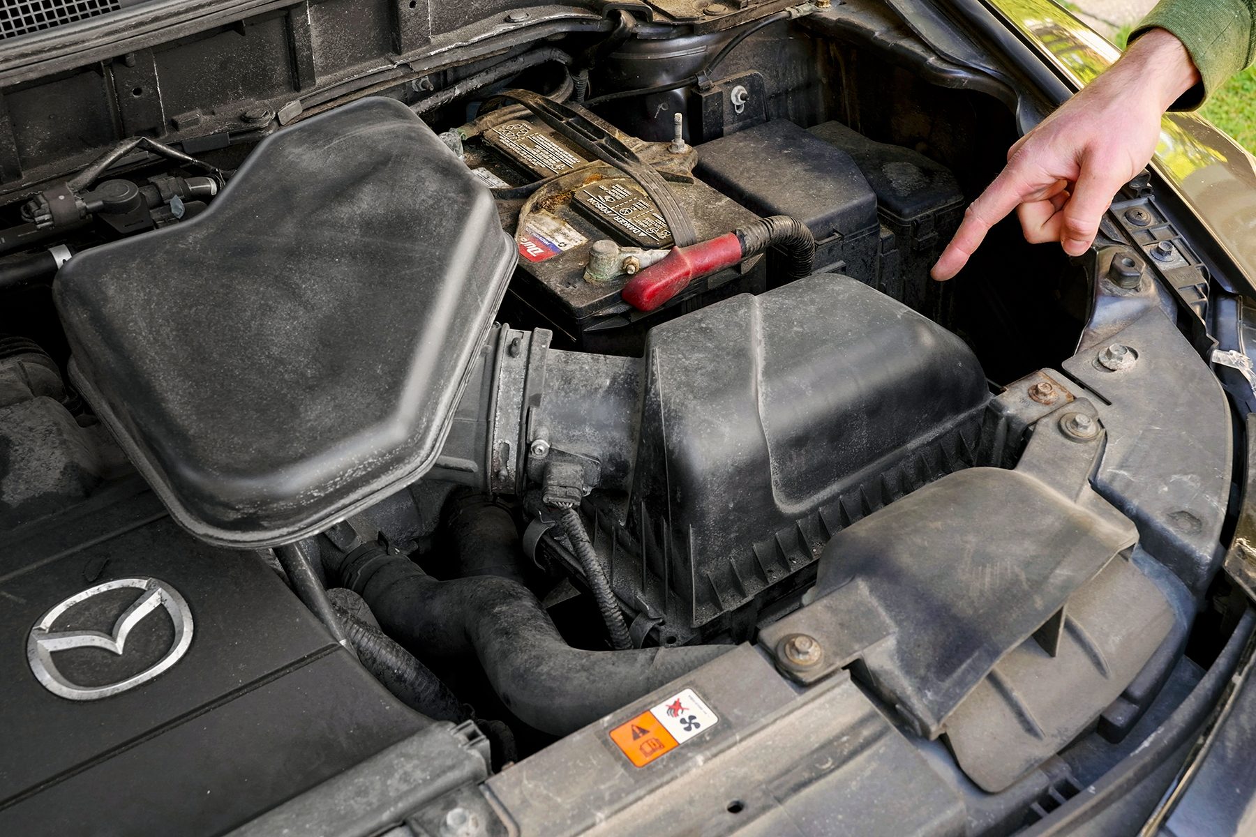 How To Change The Air Filter In Your Car Fhmvs24 Mf 10 10 Engineairfilter Step2