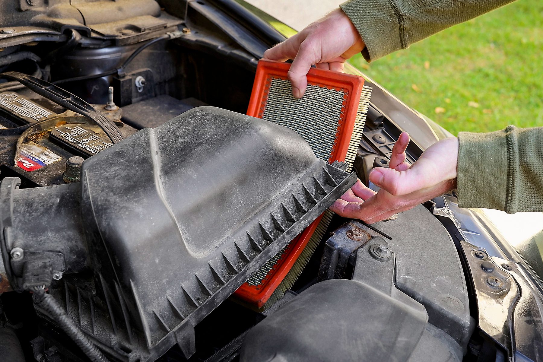 How To Change The Air Filter In Your Car Fhmvs24 Mf 10 10 Engineairfilter Step4