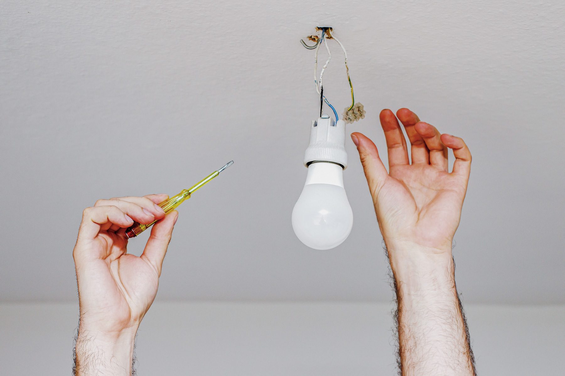 How To Remove A Broken Light Bulb 