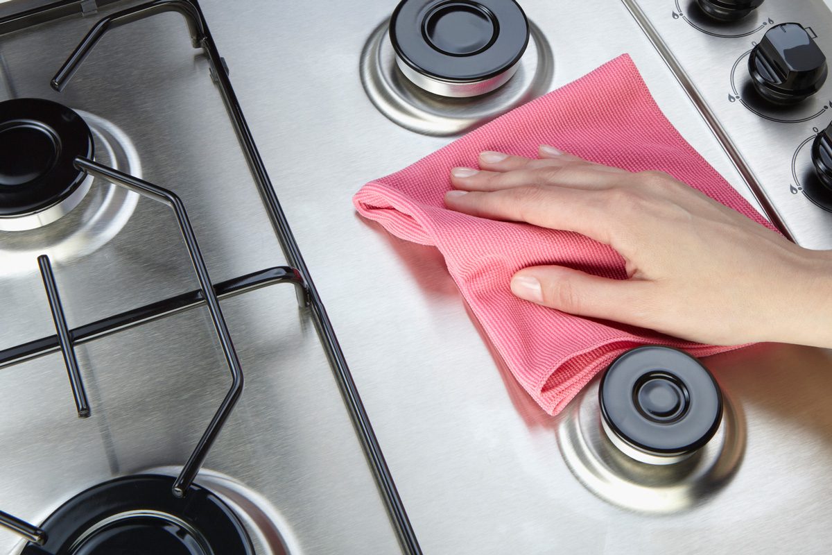 cleaning stove with microfiber cloth