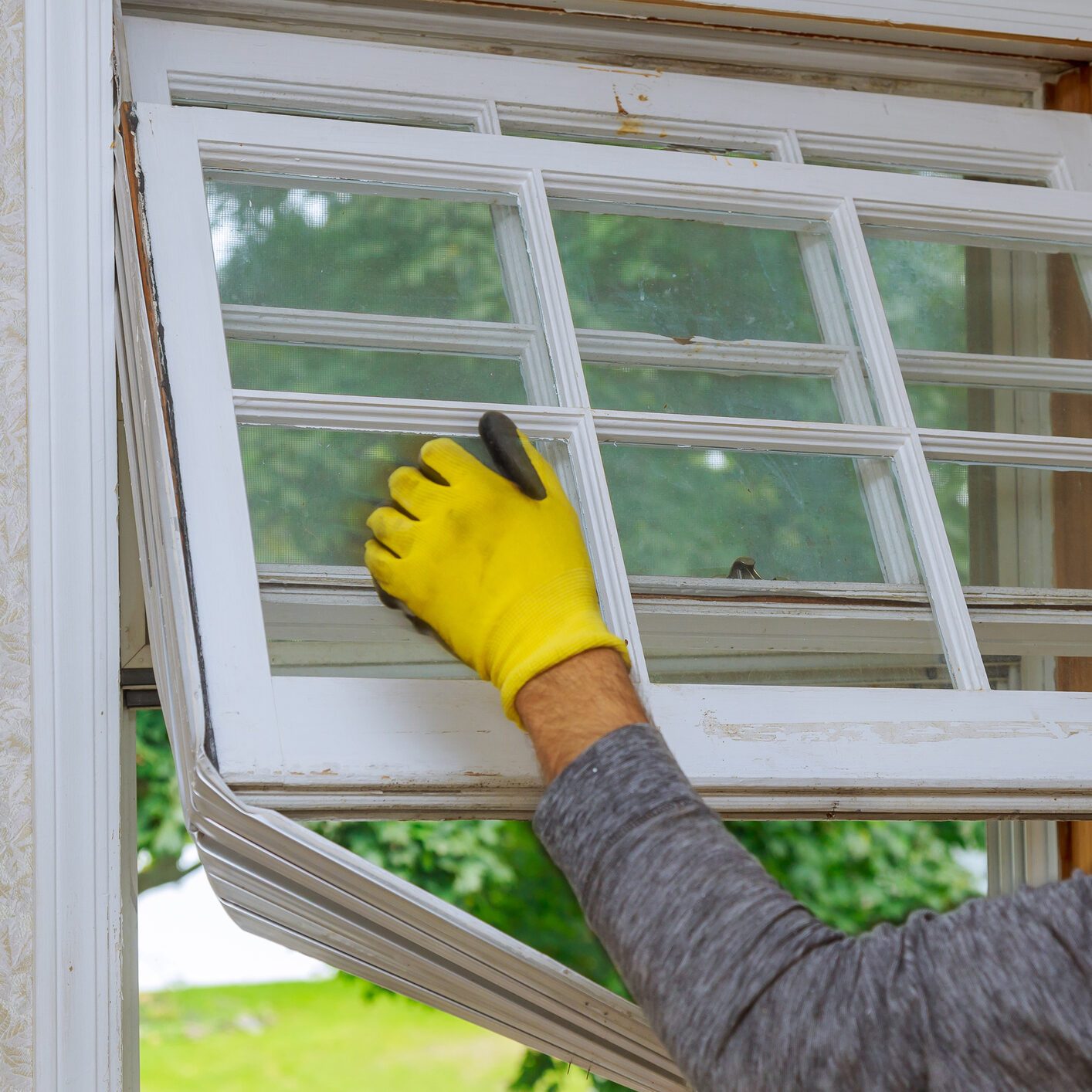 Workers preparing to master removes old wooden windows