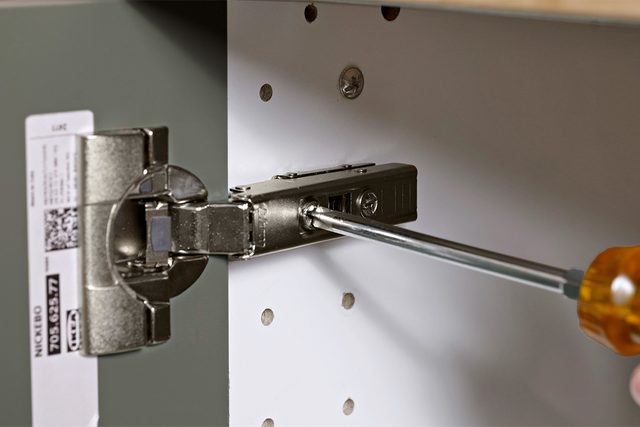 How To Fix Crooked Cabinet Doors In 4 Easy Steps Fhmvs25 Mf 04 03 Adjustcabinetdoors 3