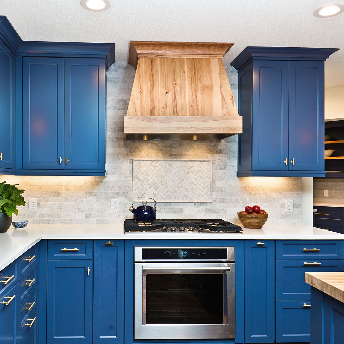 A contemporary kitchen renovation remodeling featuring a center island, hardwood floor and quartz counter.
