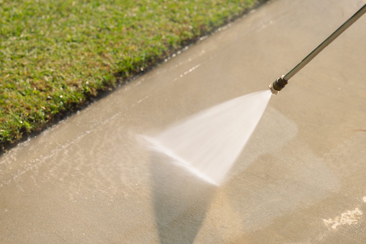 pressure washing driveway