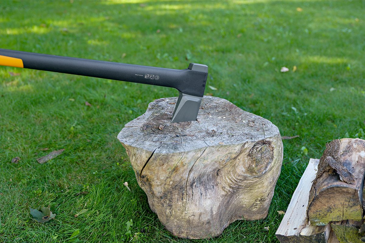 The Diyer's Guide To Splitting Wood With An Axe Fhmvp25 Mf 09 18 Splittingwood 2