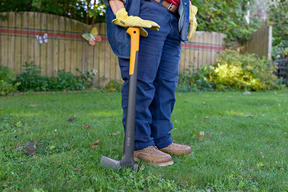 The Diyer's Guide To Splitting Wood With An Axe Fhmvs25 Mf 09 18 Splittingwood 1