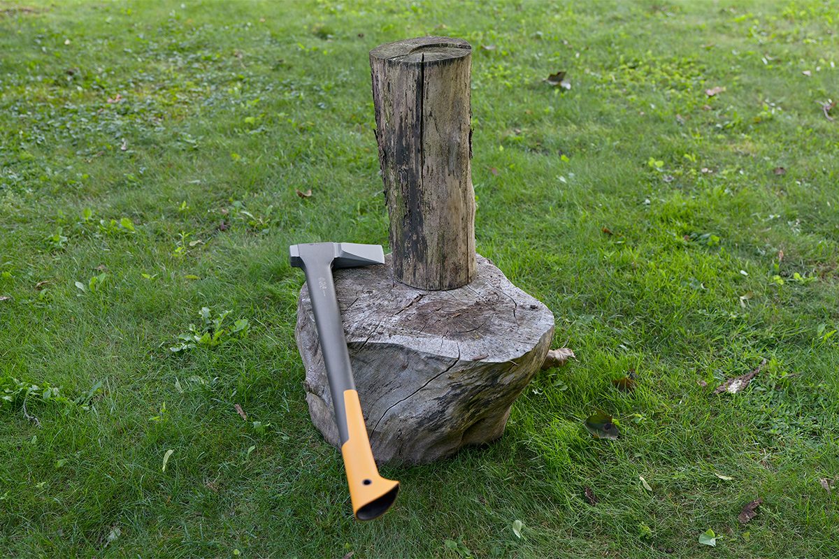 The Diyer's Guide To Splitting Wood With An Axe Fhmvs25 Mf 09 18 Splittingwood 2