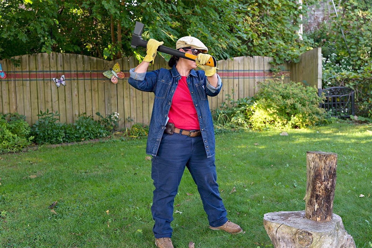 The Diyer's Guide To Splitting Wood With An Axe Fhmvs25 Mf 09 18 Splittingwood 5