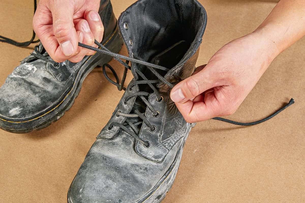 removing laces from boots